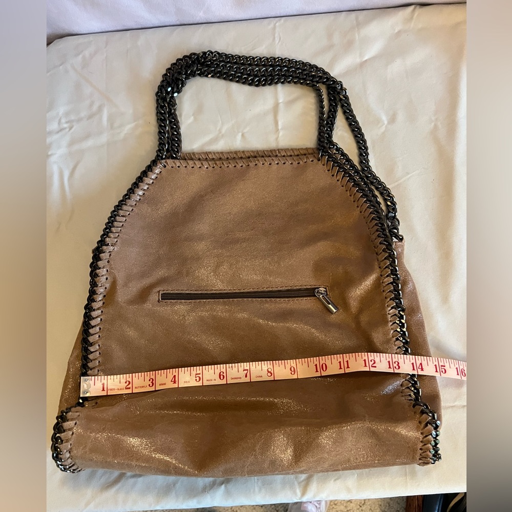 Lavorazione Artioianale One beautiful, leather bag ready for your home